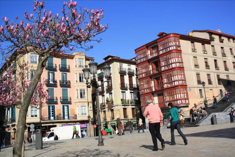 Plaza en el casco historico de Bilbao.©